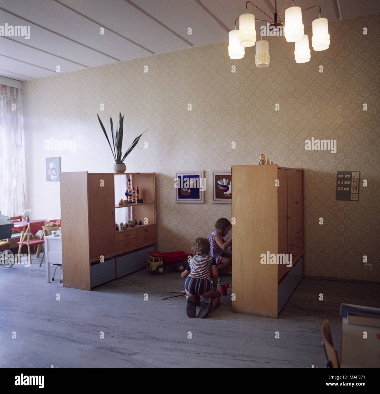 Limbach-Oberfrohna, DDR, Kinder spielen zusammen im Kindergarten Stockfoto