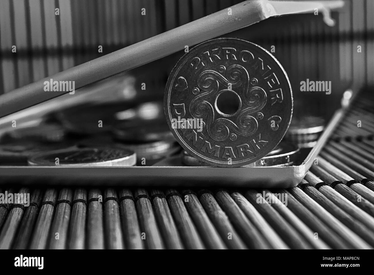 Stapel von Dänemark Münzen im Spiegel reflektieren Wallet liegt auf Holz Bambus tisch Hintergrund Stückelung ist zwei Krone (Crown). Stockfoto