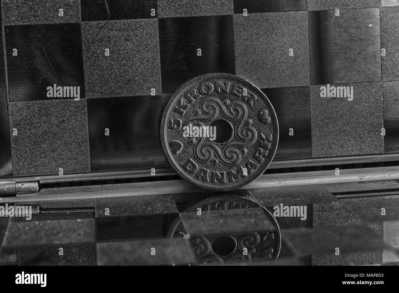 Dänemark Münzen im Spiegel reflektieren Wallet liegt auf Holz Bambus tisch Hintergrund Konfession ist fünf Krone (Crown) Stockfoto
