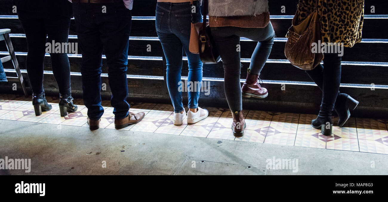 Fünf Menschen standen an der Bar, die Gießerei, Harrogate, England, Großbritannien Stockfoto