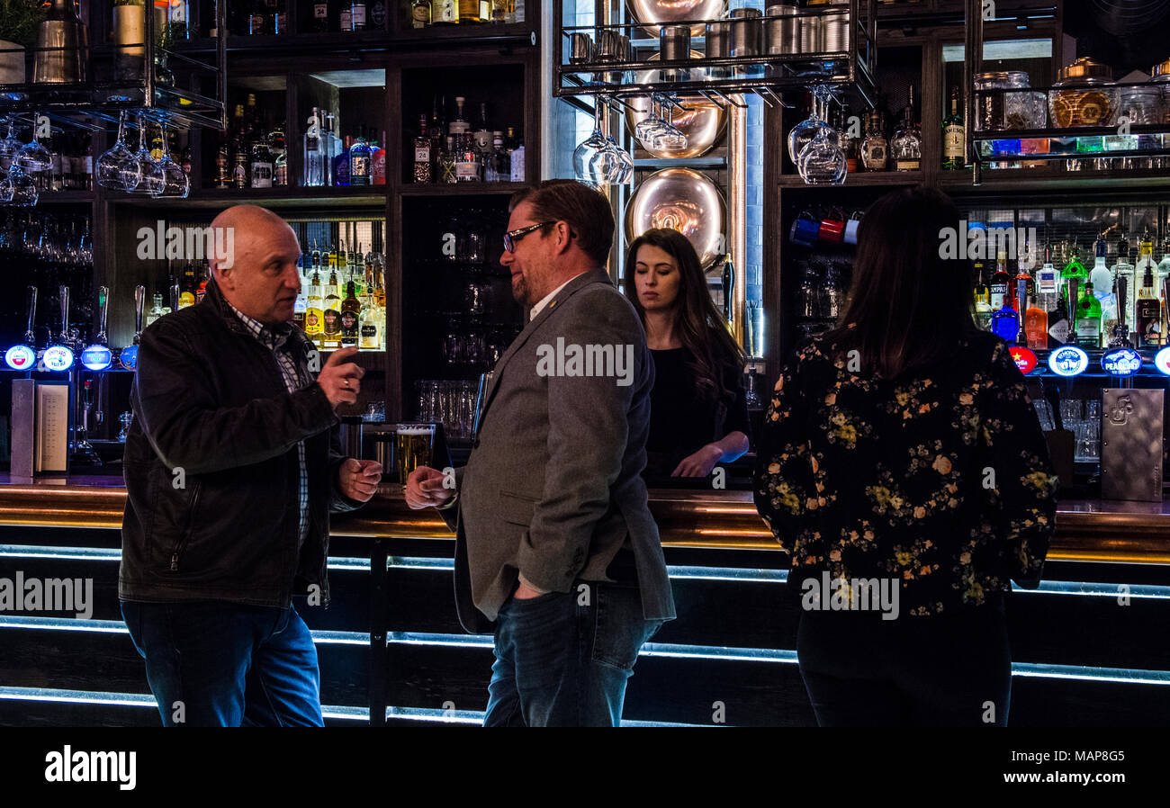 Zwei Männer stehen Bar, die Gießerei, Harrogate, England, Großbritannien Stockfoto