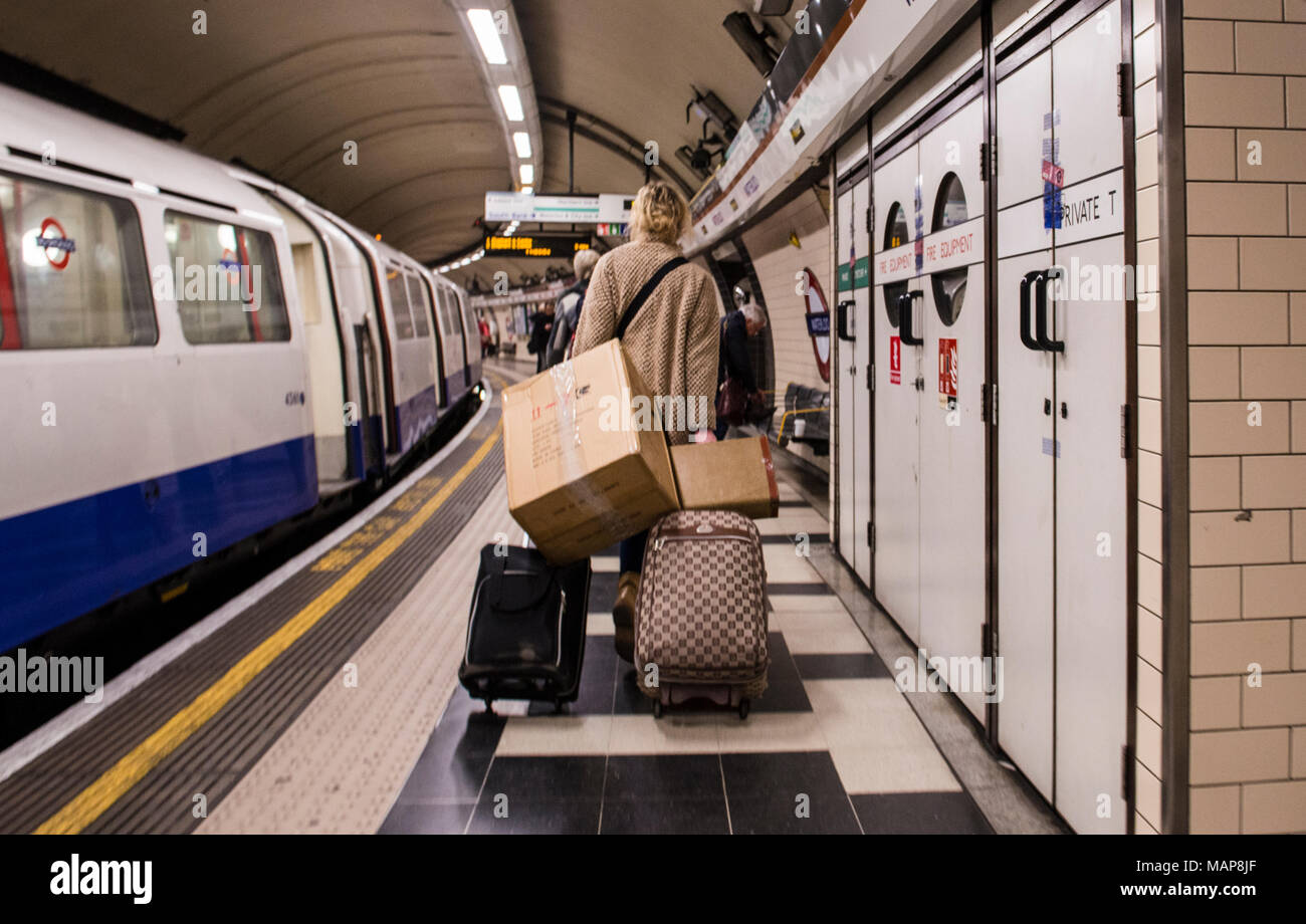 Frau mit Gepäck und am Bahnsteig, die Londoner U-Bahn, London, England, Großbritannien Stockfoto