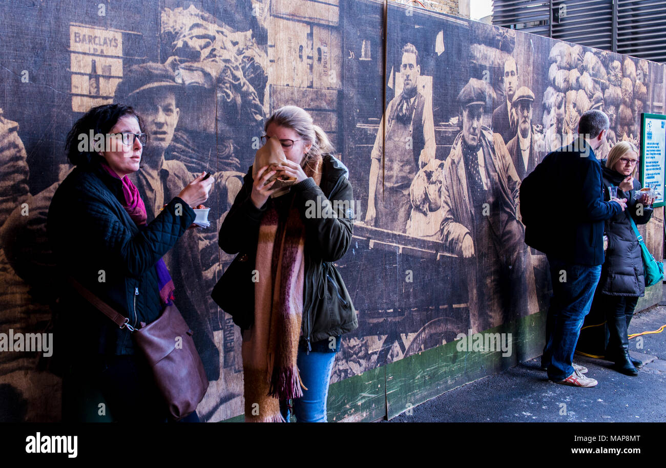 Die Menschen essen außerhalb Borough Market mit Fotografien zu horten, Southwark, London, England, Großbritannien Stockfoto