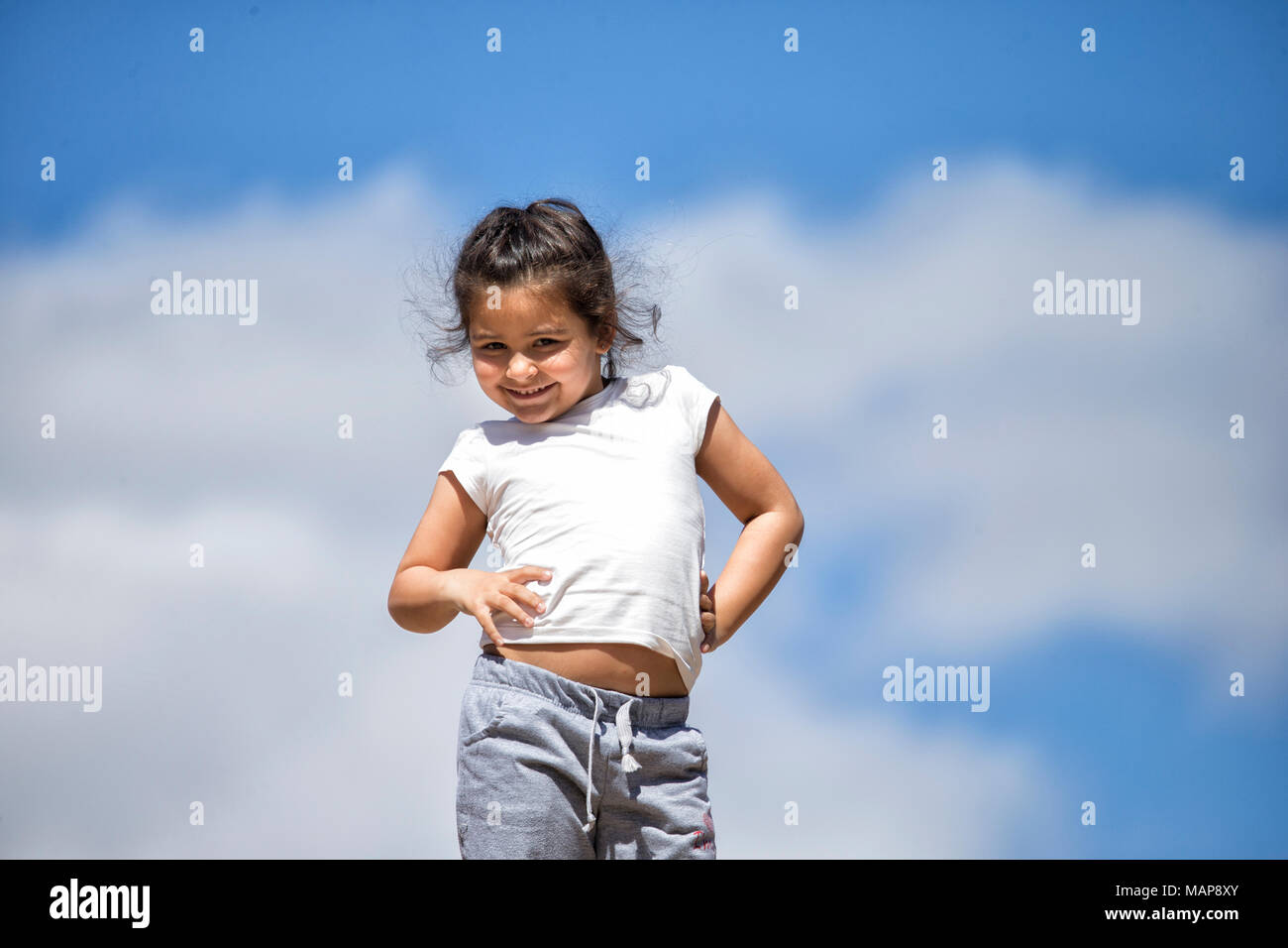 Low Angle View von einem kleinen Mädchen mit dem Himmel im Hintergrund Stockfoto