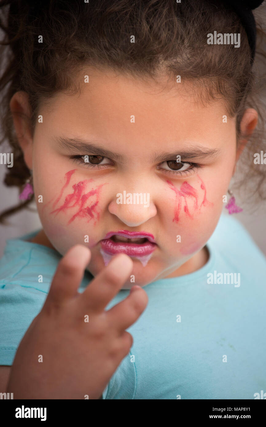 Porträt eines kleinen Mädchens mit einem Vampir bilden. Stockfoto