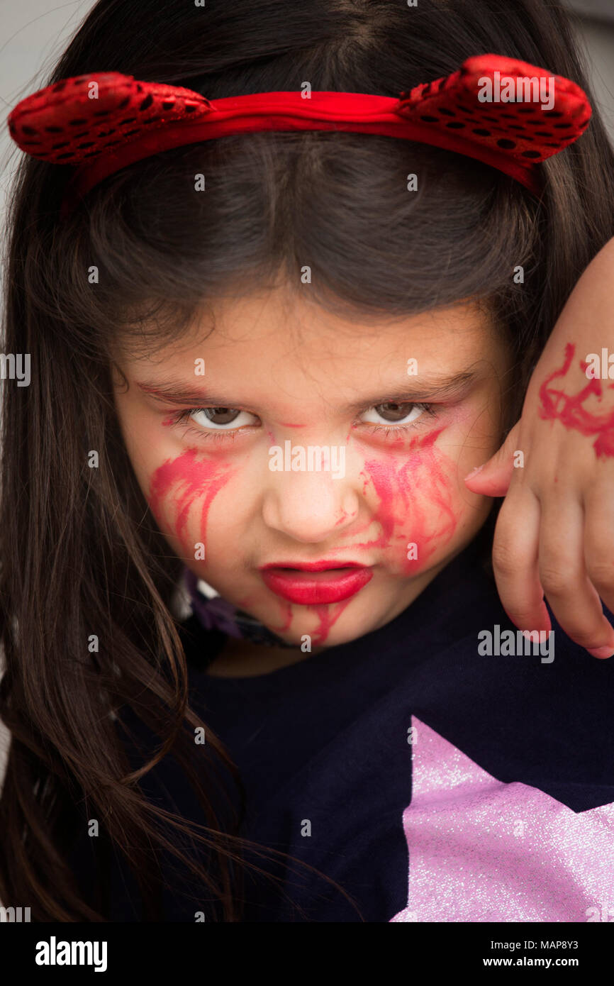 Porträt eines kleinen Mädchens mit einem Vampir bilden. Stockfoto