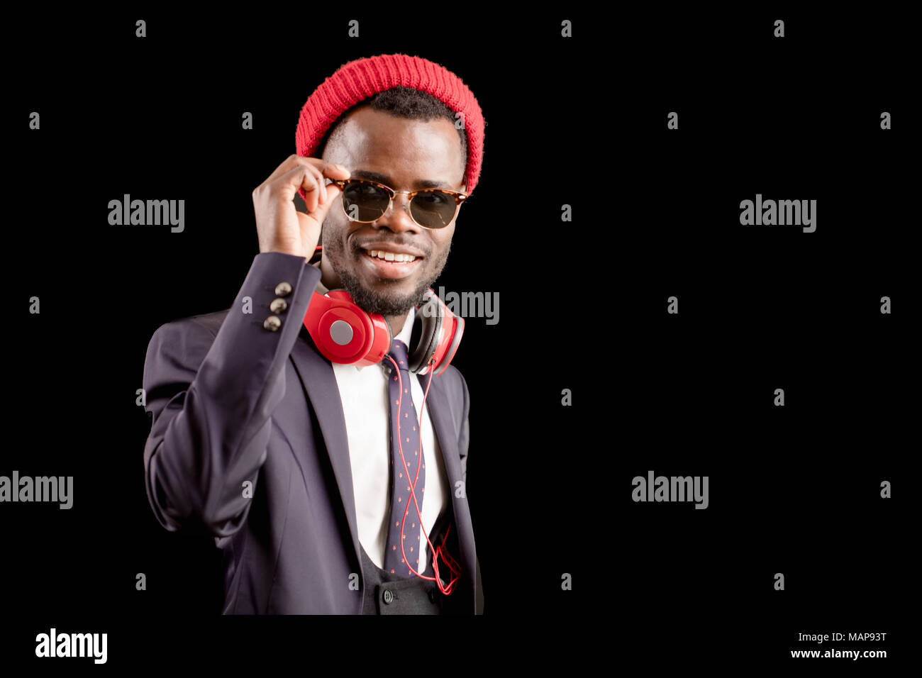Mode Showman mit roter Kappe und Kopfhörer Stockfoto