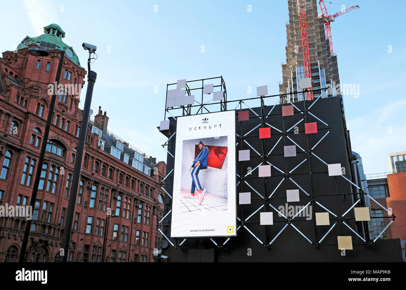 Adidas Deerupt Anzeige elektronische Plakatwerbung Schuhe auf der Ecke der  Stadt Straße an der alten Straße Kreisverkehr in London UK 2018 KATHY  DEWITT Stockfotografie - Alamy