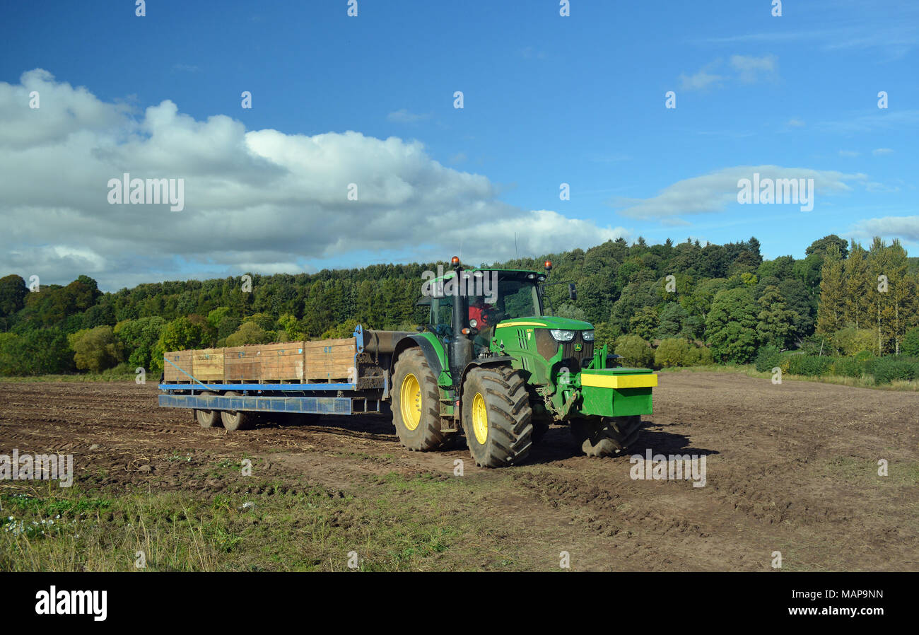 John Deere 6215 R Traktor Stockfoto