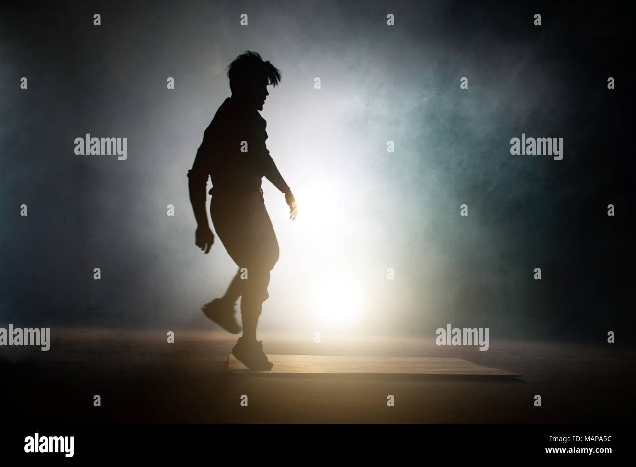 Abbildung sportlich Tänzerin, die Anfang Stunt von Break Dance zu tun Stockfoto