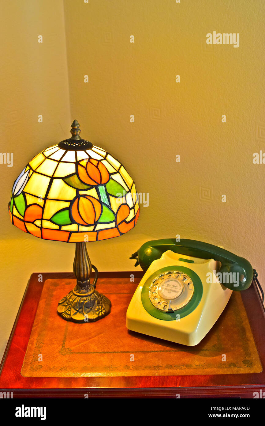 Ein GPO Telefon von 1972 (Typ 746 F) unter einem retro Tiffany Lampe. Trotz wird 45 Jahre alt Das Telefon ist voll funktionsfähig und zuverlässig! Stockfoto