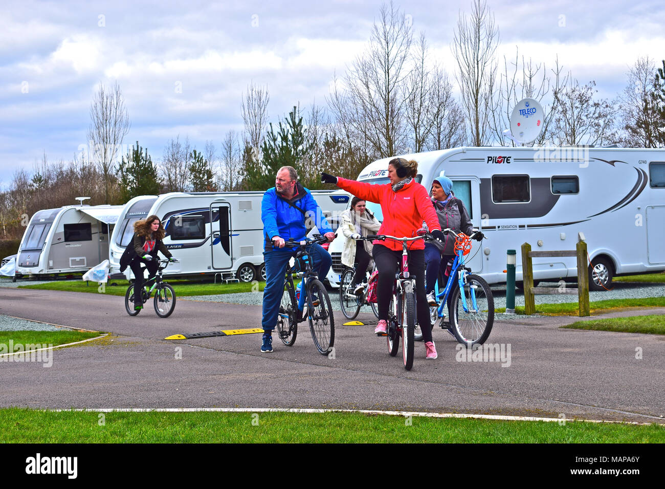 Förderung eines gesunden Lebensstil im Freien eine Gruppe von Erwachsenen und Jugendlichen Radfahrer, die auch Caravaner pause En-route zu bewundern, eine Karawane (von Geschossen). Stockfoto