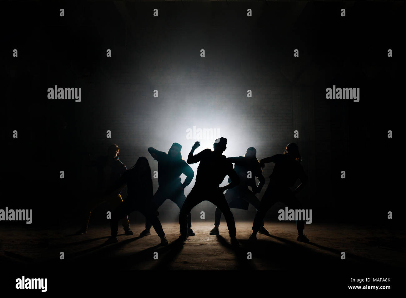 Junge Menschen sind die Vorbereitung für das Konzert auf dem blach Hintergrund Stockfoto