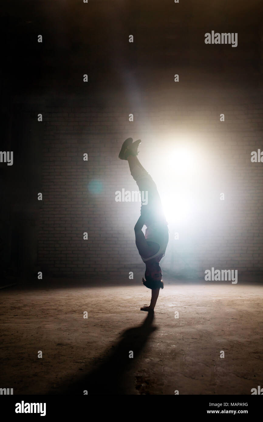 Männliche in ungezwungener Textilien performingextreme Break Dance Bewegung: revers Stockfoto