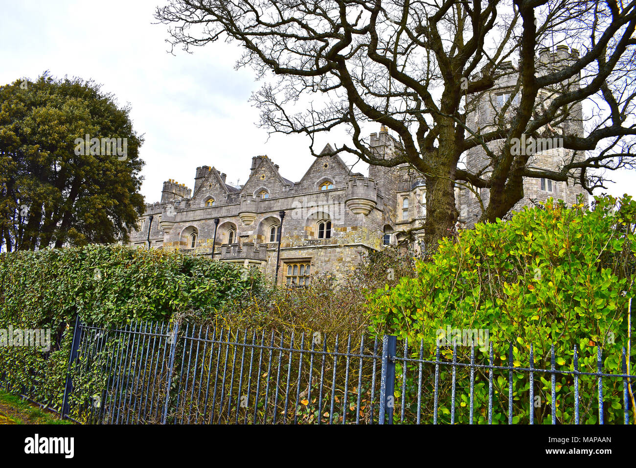 Netley Schloss ein ehemaliges Fort für Henry VIII gebaut und jetzt zu Luxus Apartments umgewandelt. Das Gebäude verfügt über einen spektakulären Blick über Southampton Wasser. Stockfoto