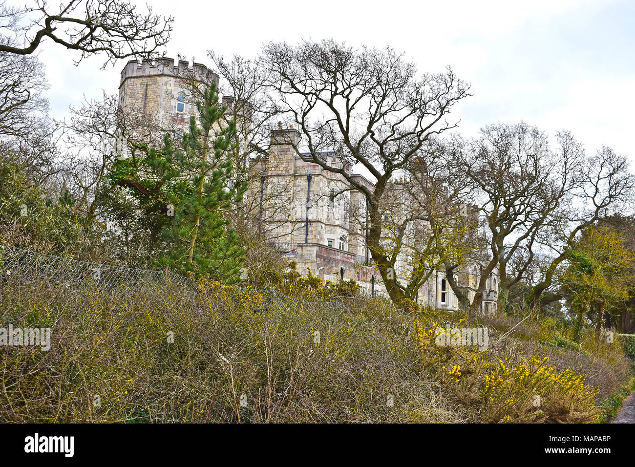 Netley Schloss ein ehemaliges Fort für Henry VIII gebaut und jetzt zu Luxus Apartments umgewandelt. Das Gebäude verfügt über einen spektakulären Blick über Southampton Wasser. Stockfoto