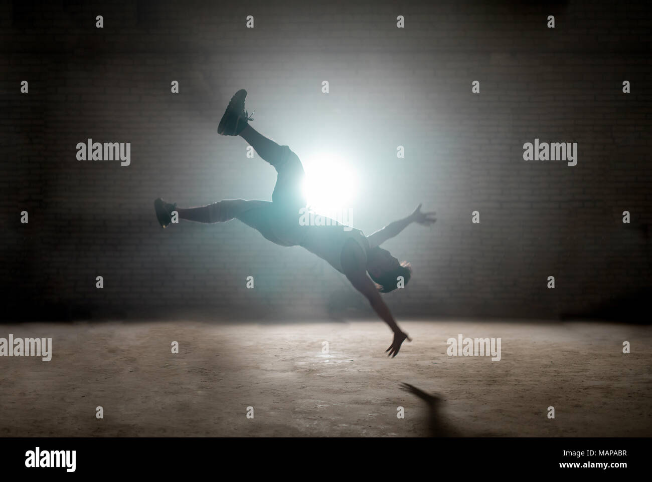 Tänzer tun Stunt auf der Luft, Hintergrund auf dem Boden Stockfoto