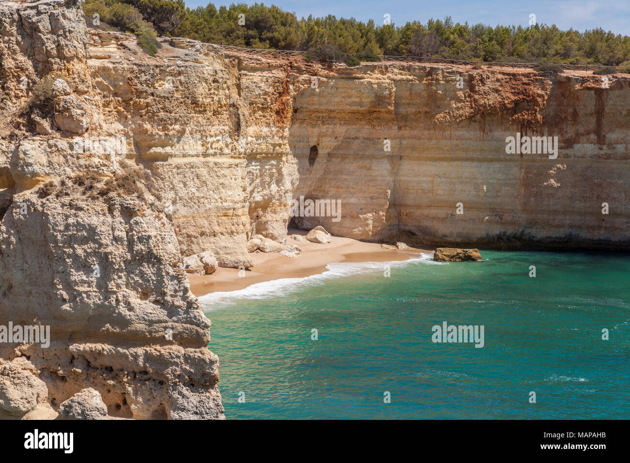 Blick von der Spitze des Berges die Aufsicht über das Meer. Stockfoto