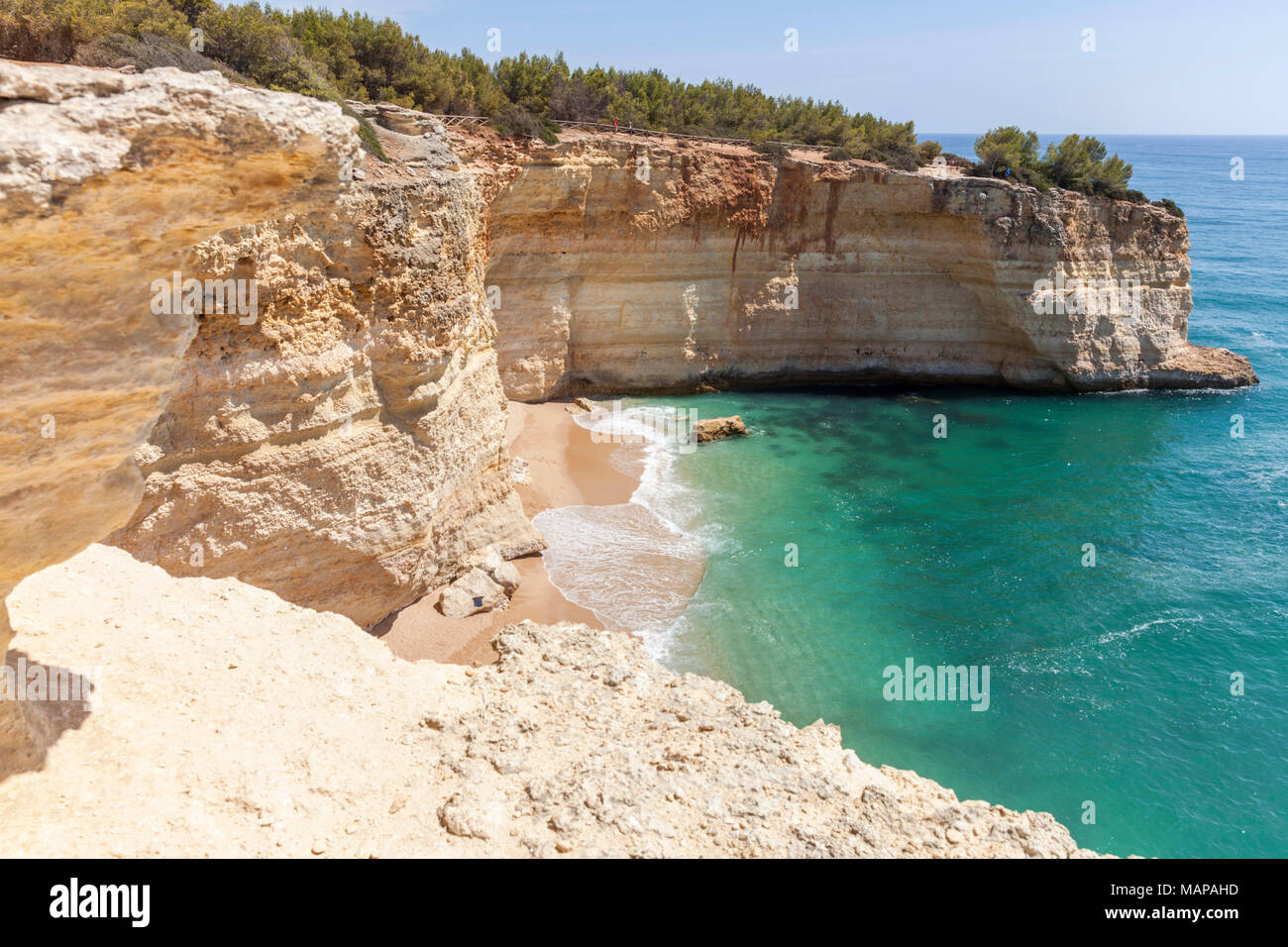 Blick von der Spitze des Berges die Aufsicht über das Meer. Stockfoto