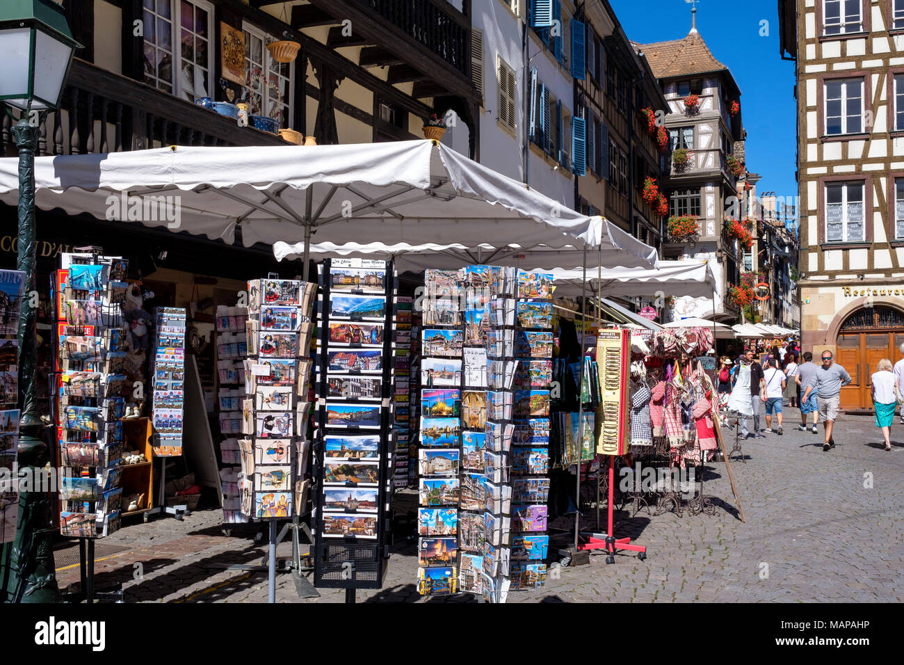 Postkarten zum Verkauf auf dem Display steht, Menschen, Place du Marché aux Cochons de Lait Square, Straßburg, Elsass, Frankreich, Europa, Stockfoto