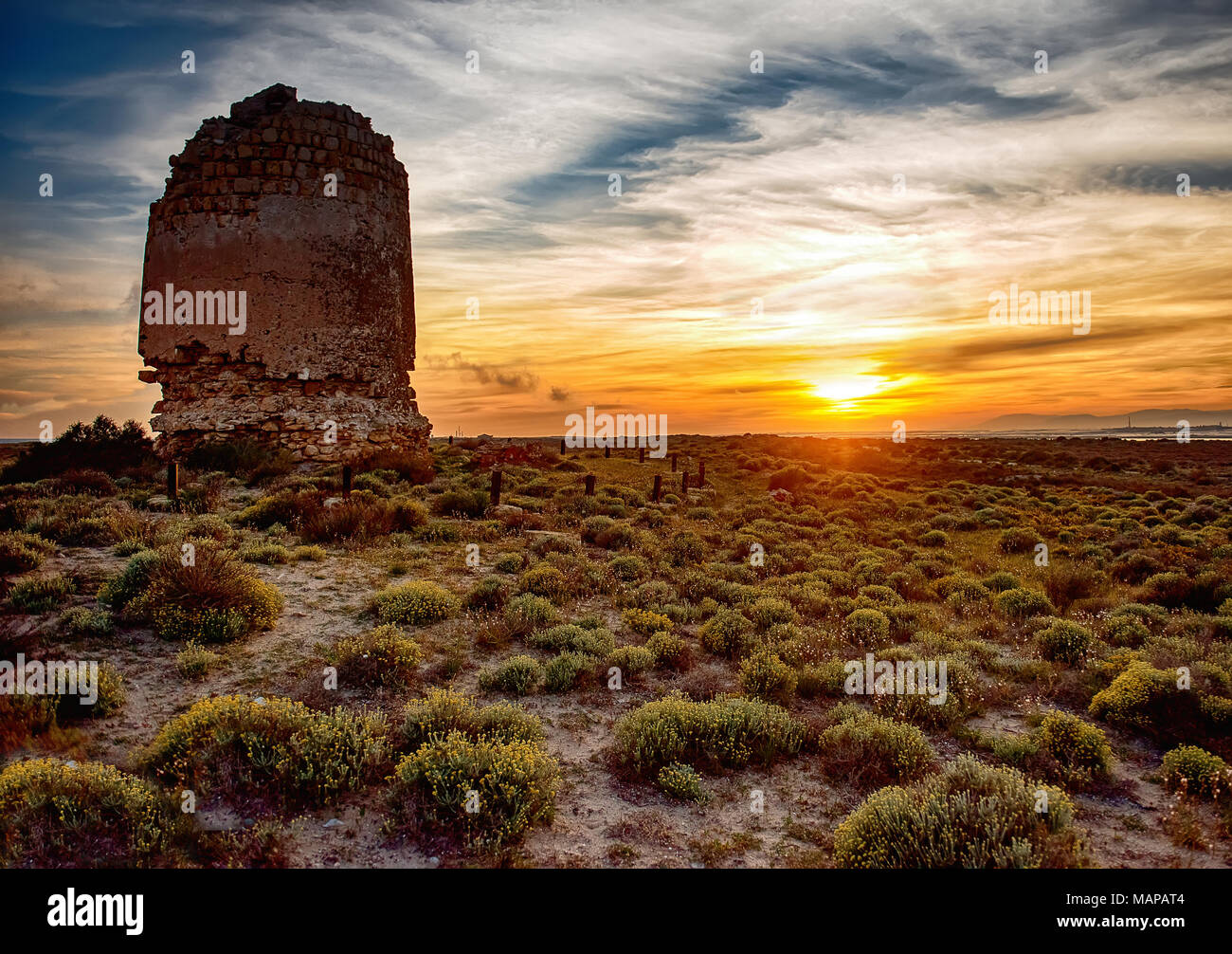 Schöne Farbe Sonnenuntergang. Einem alten, verlassenen Turm Stockfoto