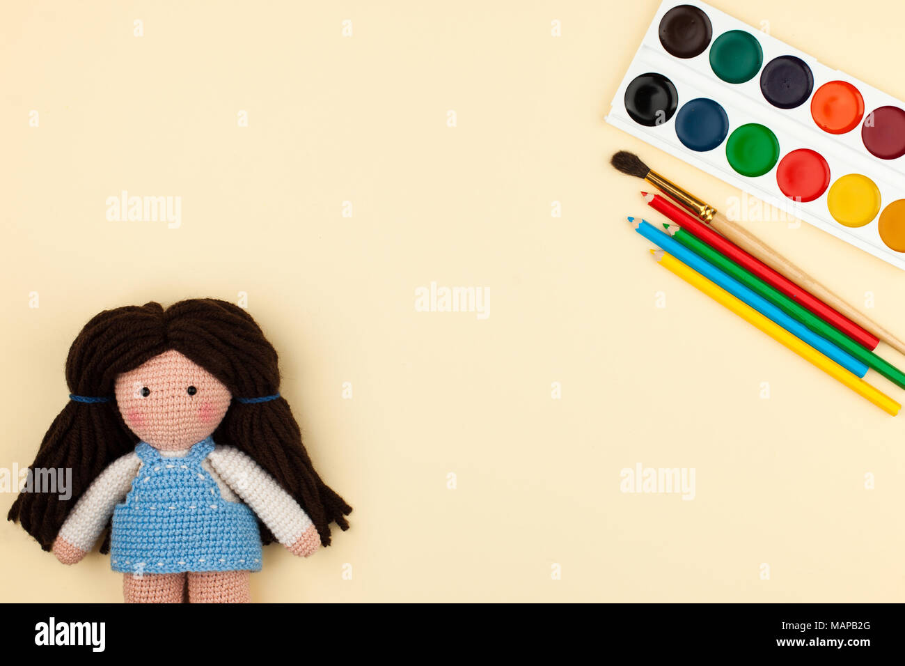 Objekte, Werkzeuge für Kreativität, Zeichnung, Kinder häkeln Häkeln - der Begriff der Kreativität der Kinder, Klassen im Kindergarten Stockfoto