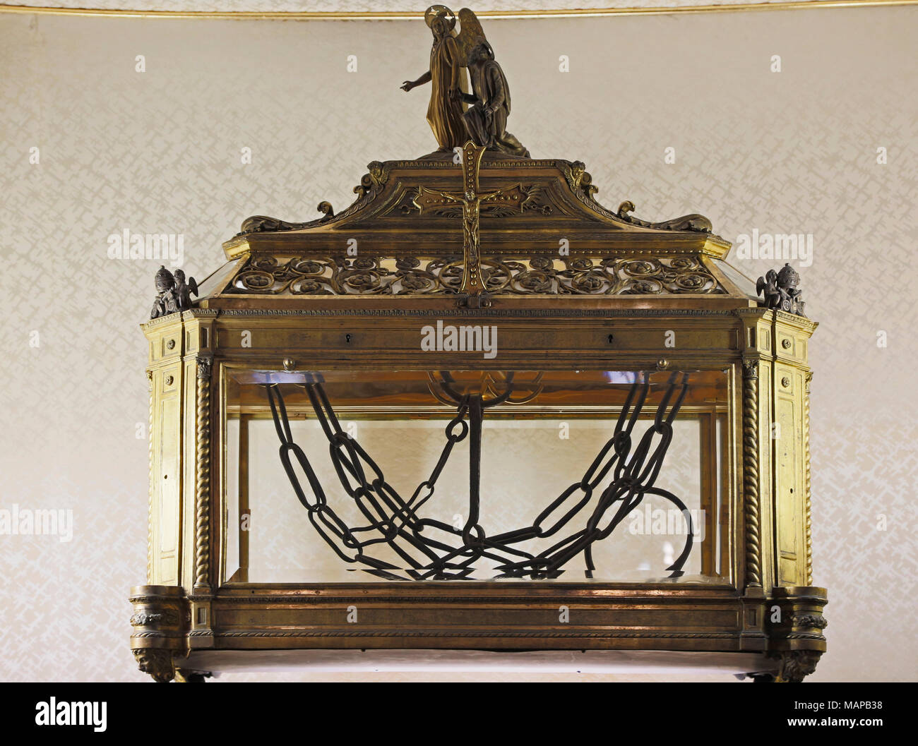 Rom, Italien. San Pietro in Vincoli Kirche (St. Peter in Ketten) Reliquiar mit den Ketten des Hl. Petrus. Das historische Zentrum von Rom ist ein U Stockfoto