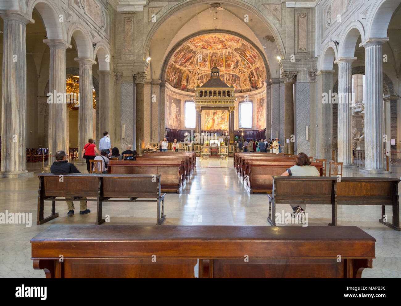 Rom, Italien. Interieur von San Pietro in Vincoli Kirche (St. Peter in Ketten) im historischen Zentrum von Rom ist ein UNESCO-Weltkulturerbe. Stockfoto