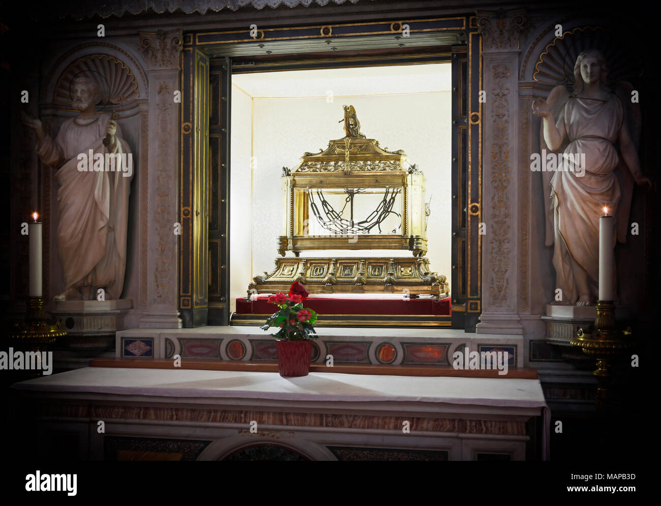 Rom, Italien. San Pietro in Vincoli Kirche (St. Peter in Ketten) Reliquiar mit den Ketten des Hl. Petrus. Das historische Zentrum von Rom ist ein U Stockfoto