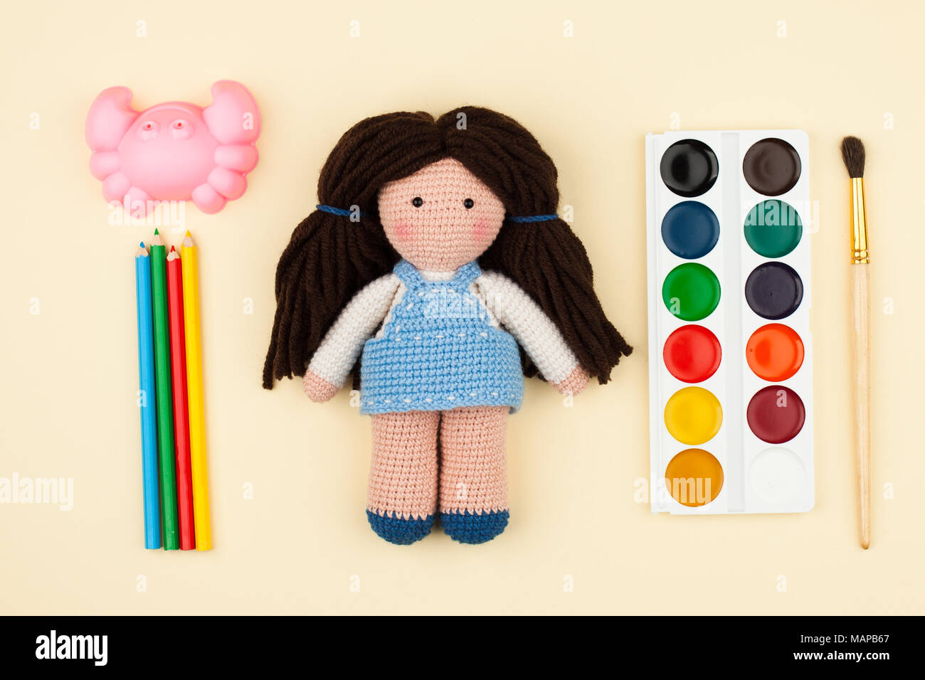 Objekte, Werkzeuge für Kreativität, Zeichnung, Kinder häkeln Häkeln - der Begriff der Kreativität der Kinder, Klassen im Kindergarten Stockfoto
