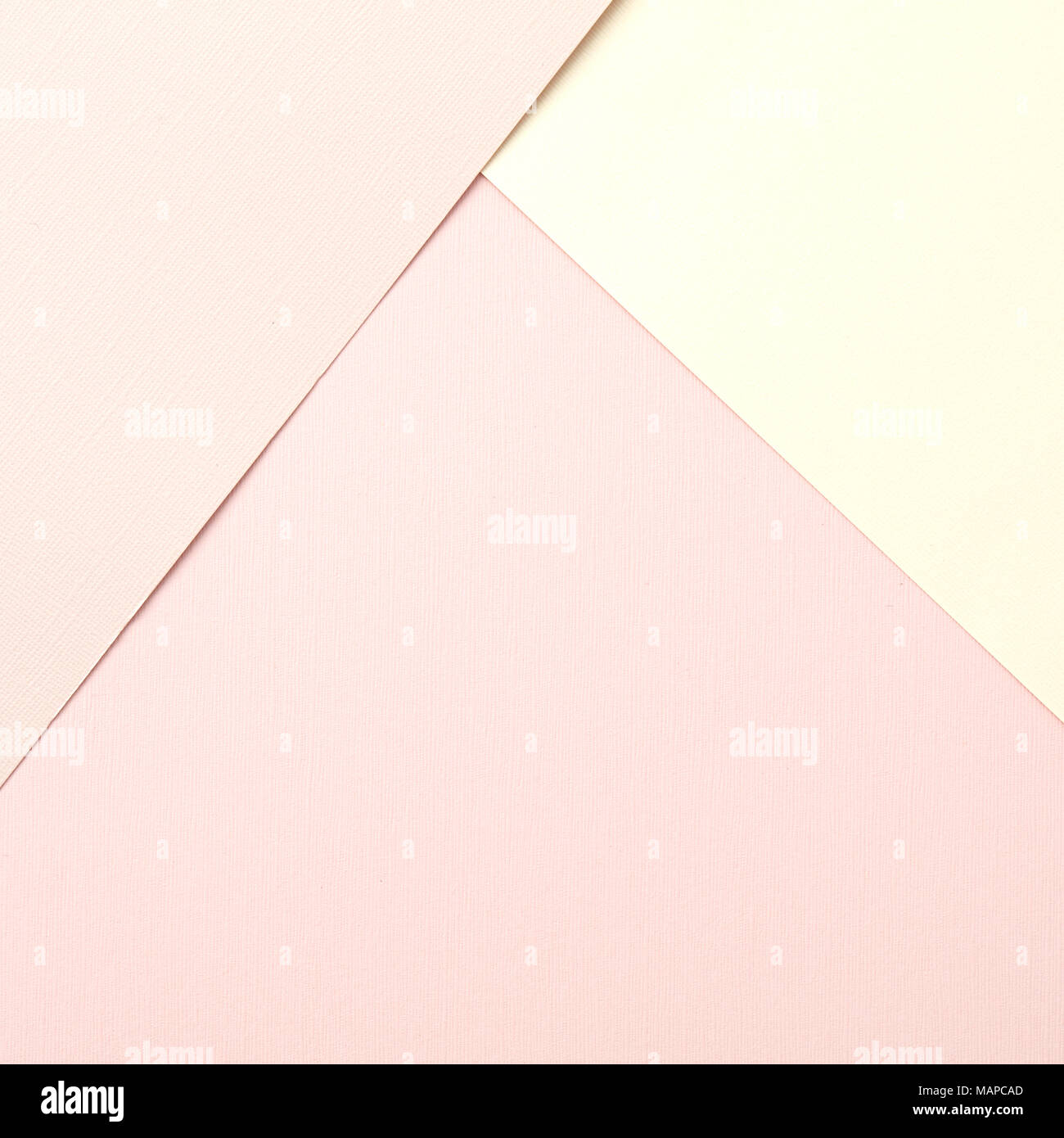 Pink blush Pfirsich und gelb getönten Papier Hintergrund Bildtextur für Kopieren oder Text Overlay Stockfoto