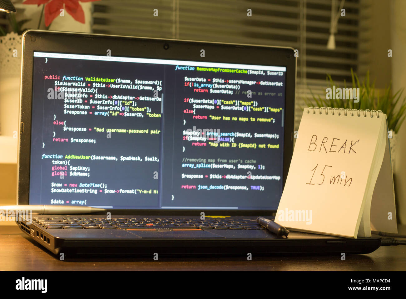 Die Web developer Arbeitsplatz. Laptop mit einem Hinweis zur Seite. Pause nach einem harten Arbeit Konzept. Die digitale Technologie moderne Hintergrund. Stockfoto