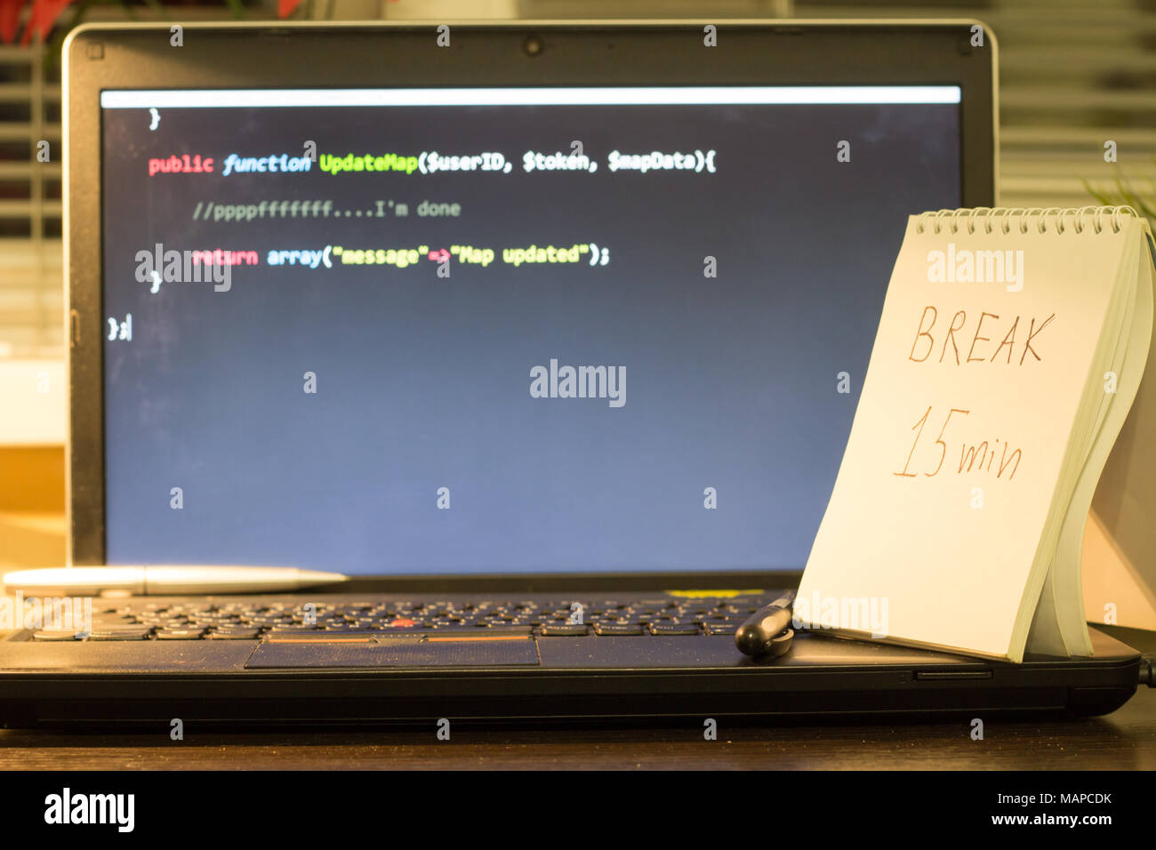 Die Web developer Arbeitsplatz. Laptop mit einem Hinweis zur Seite. Pause nach einem harten Arbeit Konzept. Die digitale Technologie moderne Hintergrund. Stockfoto