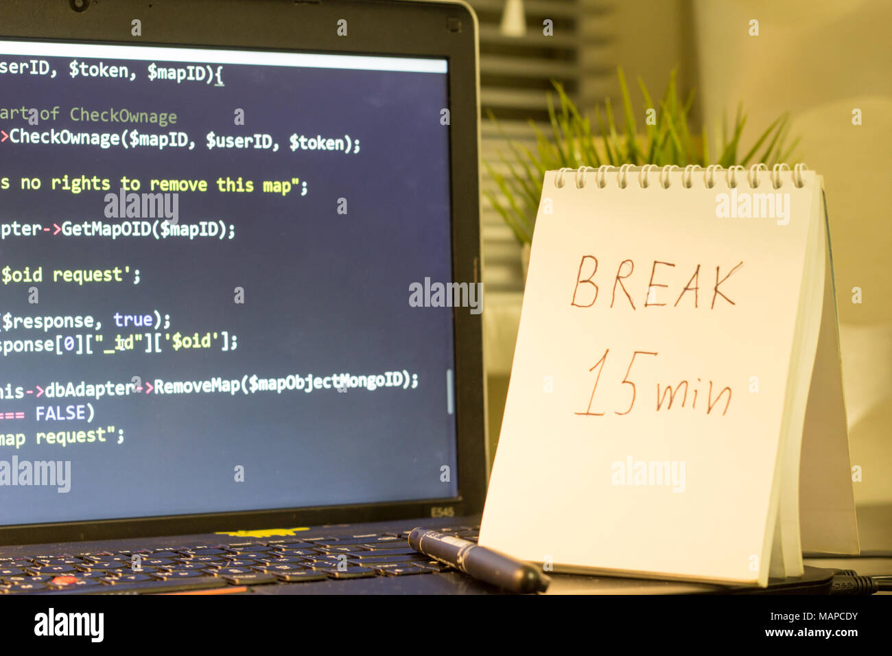 Die Web developer Arbeitsplatz. Laptop mit einem Hinweis zur Seite. Pause nach einem harten Arbeit Konzept. Die digitale Technologie moderne Hintergrund. Stockfoto