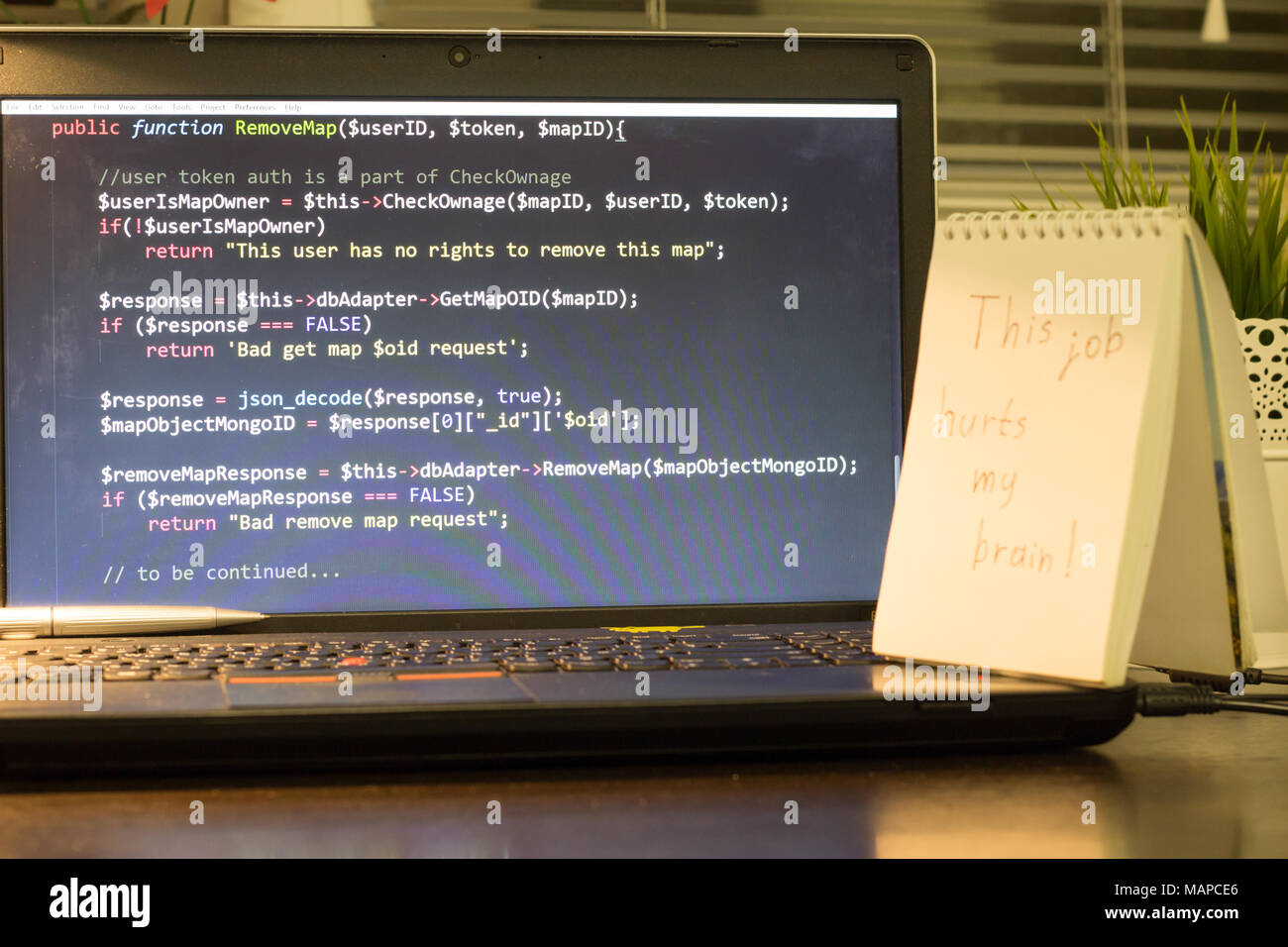Die Web developer Arbeitsplatz. Laptop mit einem Hinweis zur Seite. Pause nach einem harten Arbeit Konzept. Die digitale Technologie moderne Hintergrund. Stockfoto