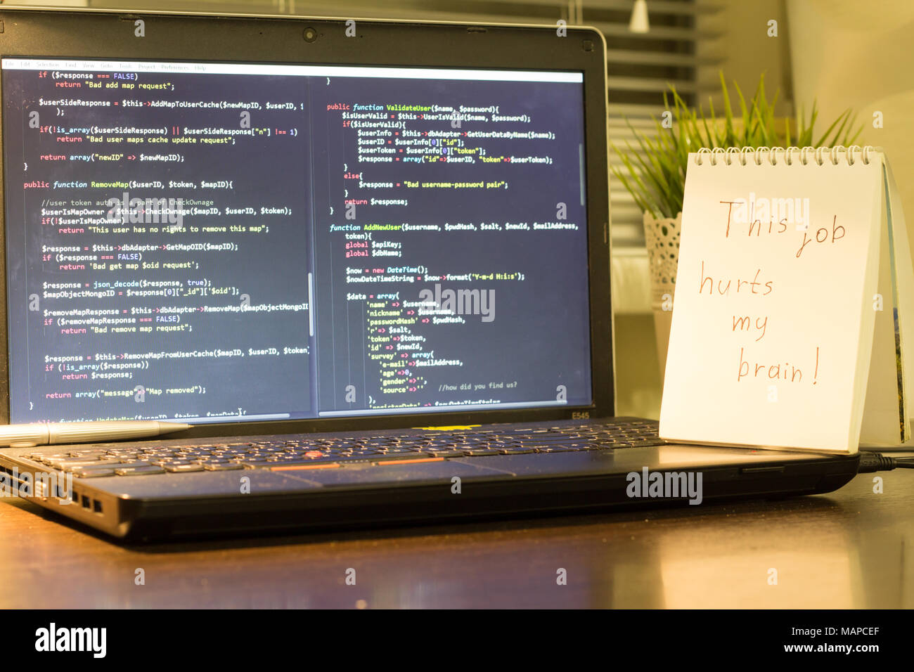 Die Web developer Arbeitsplatz. Laptop mit einem Hinweis zur Seite. Pause nach einem harten Arbeit Konzept. Die digitale Technologie moderne Hintergrund. Stockfoto