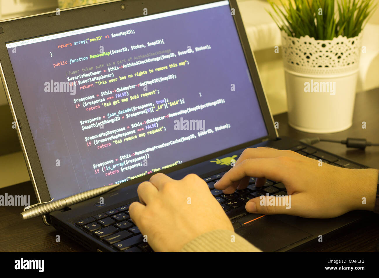 Web Developer Eingabe eines PHP-Programm auf der Tastatur. Die digitale Technologie moderne Hintergrund. Stockfoto