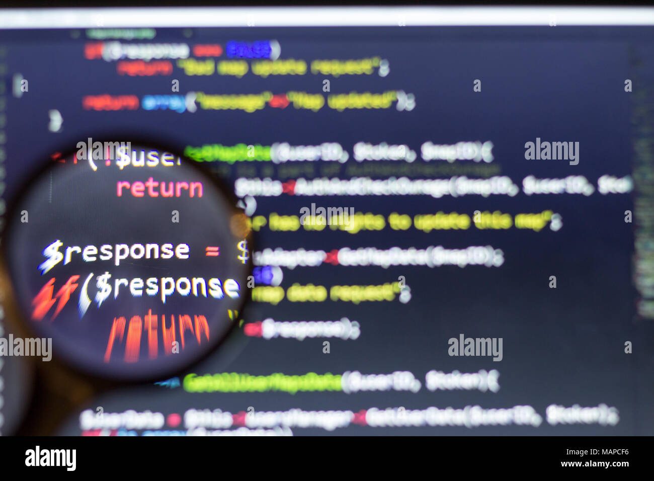 PHP-Back-End-Code durch eine Lupe vergrößert. Computer Quellcode lookup. Abstrakte Bild der Web Developer. Stockfoto