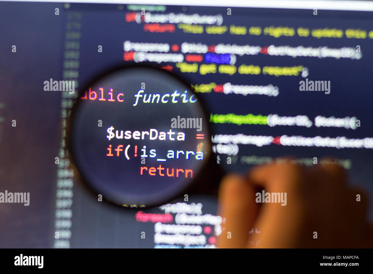 PHP-Back-End-Code durch eine Lupe vergrößert. Computer Quellcode lookup. Abstrakte Bild der Web Developer. Stockfoto