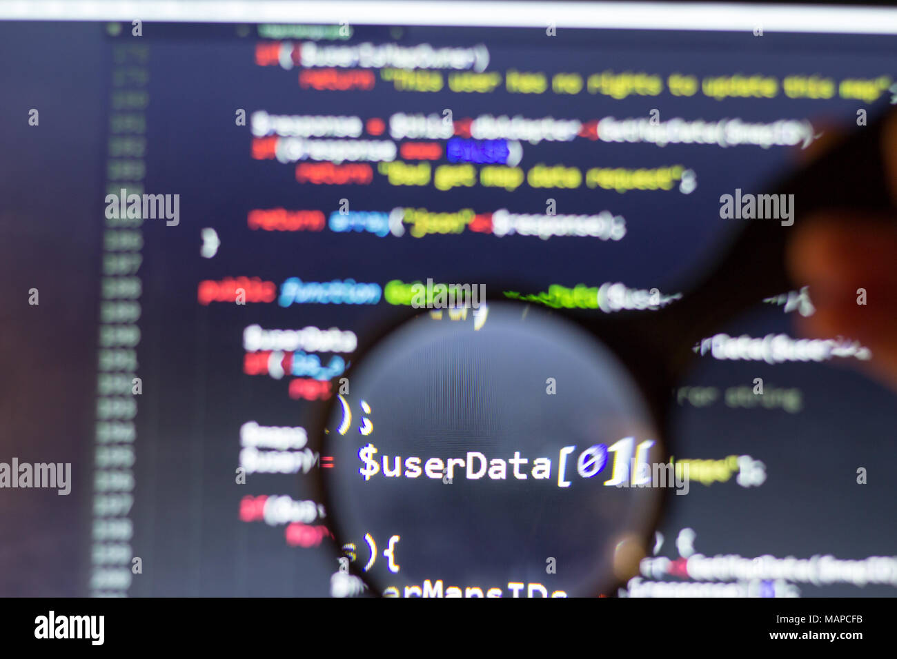 PHP-Back-End-Code durch eine Lupe vergrößert. Computer Quellcode lookup. Abstrakte Bild der Web Developer. Stockfoto