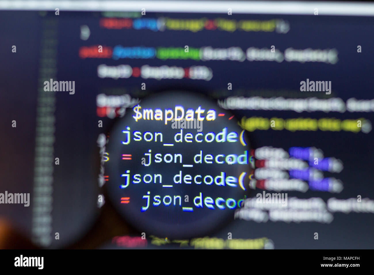 PHP-Back-End-Code durch eine Lupe vergrößert. Computer Quellcode lookup. Abstrakte Bild der Web Developer. Stockfoto