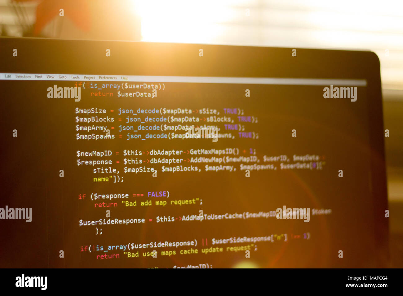 PHP-Code. Web Development im Sonnenuntergang Strahlen Stockfoto