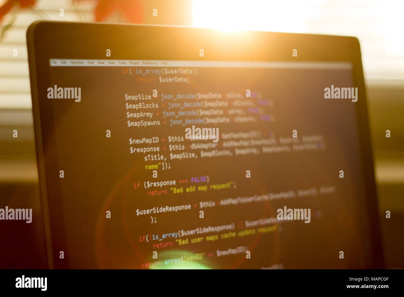 PHP-Code. Web Development im Sonnenuntergang Strahlen Stockfoto