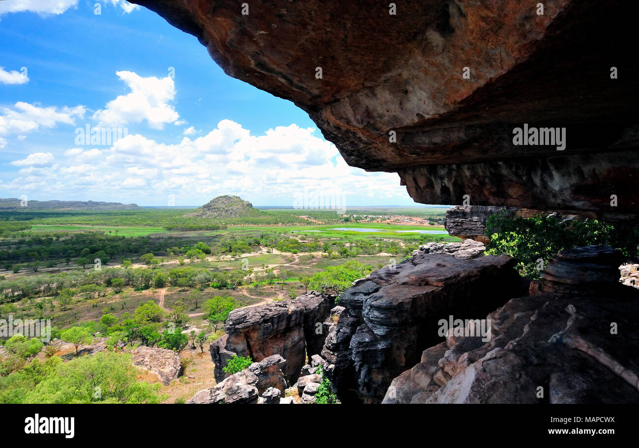 Mit Blick auf die gunbalanya Gemeinschaft vom hohen Böschung Injalak Hill. Arnhem Land. Australien Northern Territory. Stockfoto