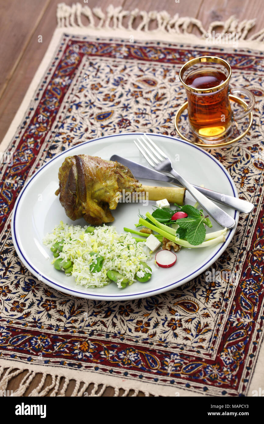 Iranische persische Küche, geschmorte Lammkeule, baghali Polo, sabzi khordan Stockfoto