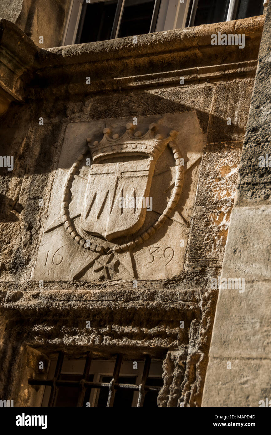 Stein geschnitzte Krone Emblem, Arles römische Arena Stockfoto