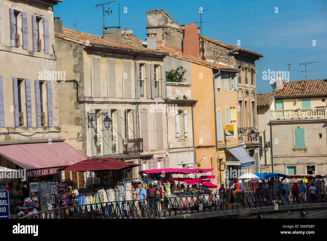 Touristische Geschäfte in Arles Frankreich Stockfoto