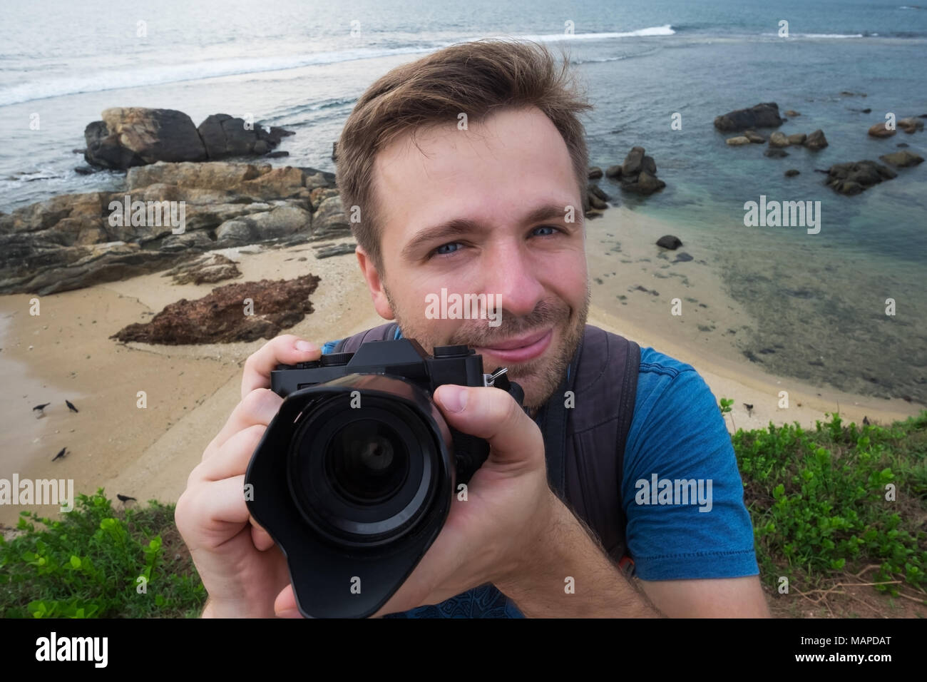 Jungen kaukasischen Mann Fotograf mit Foto Kamera auf Sommerurlaub und Urlaub Reisen Stockfoto