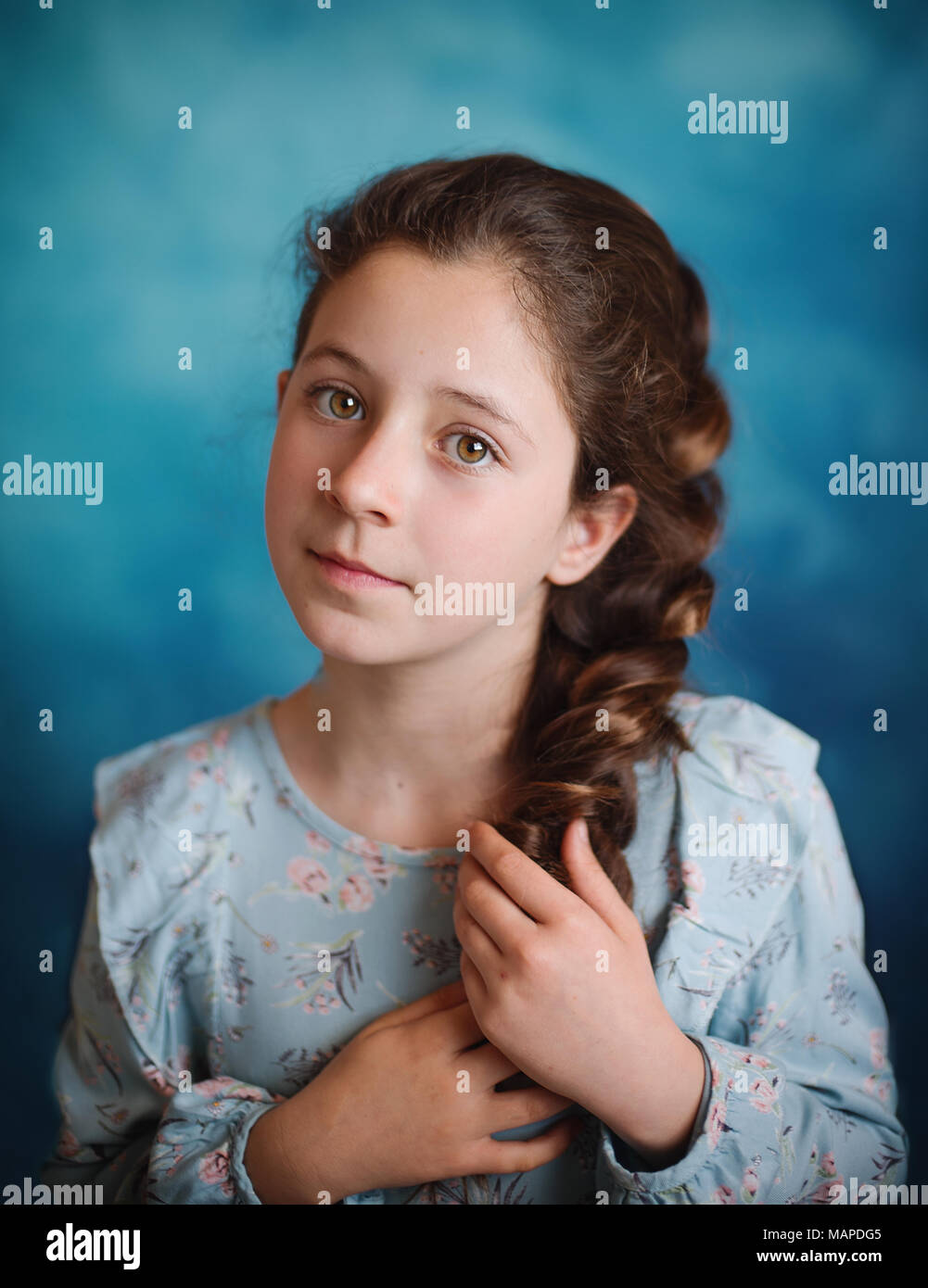 Portrait von kleinen Mädchen im Studio auf blauem Hintergrund. Stockfoto