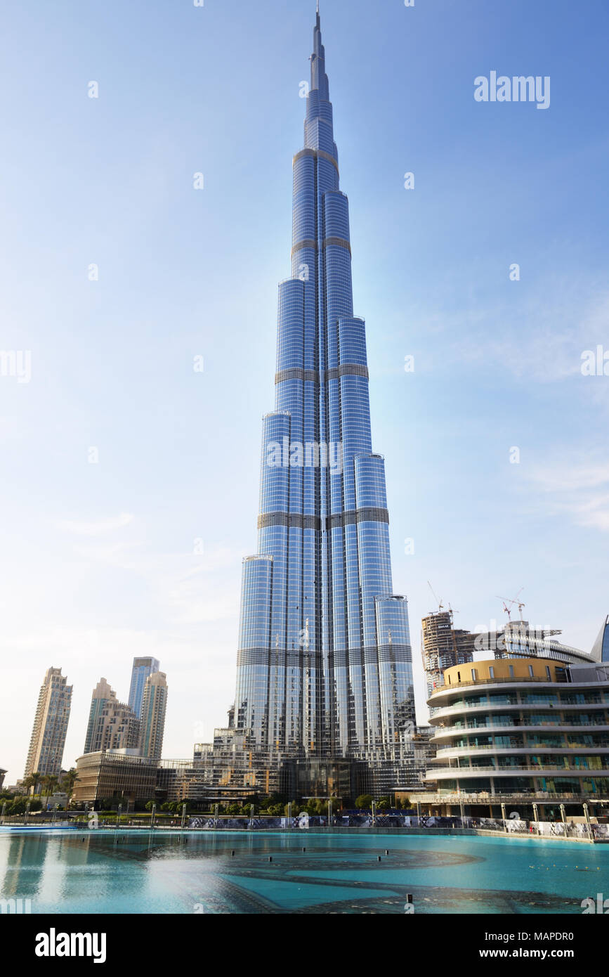 DUBAI, VAE - November 19: Der Blick auf den Burj Khalifa im Sonnenuntergang. Es ist der weltweit höchste Hochhaus (Höhe 828 m, 160 Stockwerke) am 19. November 2017 Stockfoto